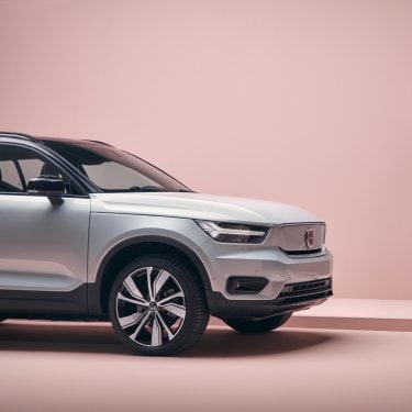 Side view of a Volvo XC40 in a empty room.